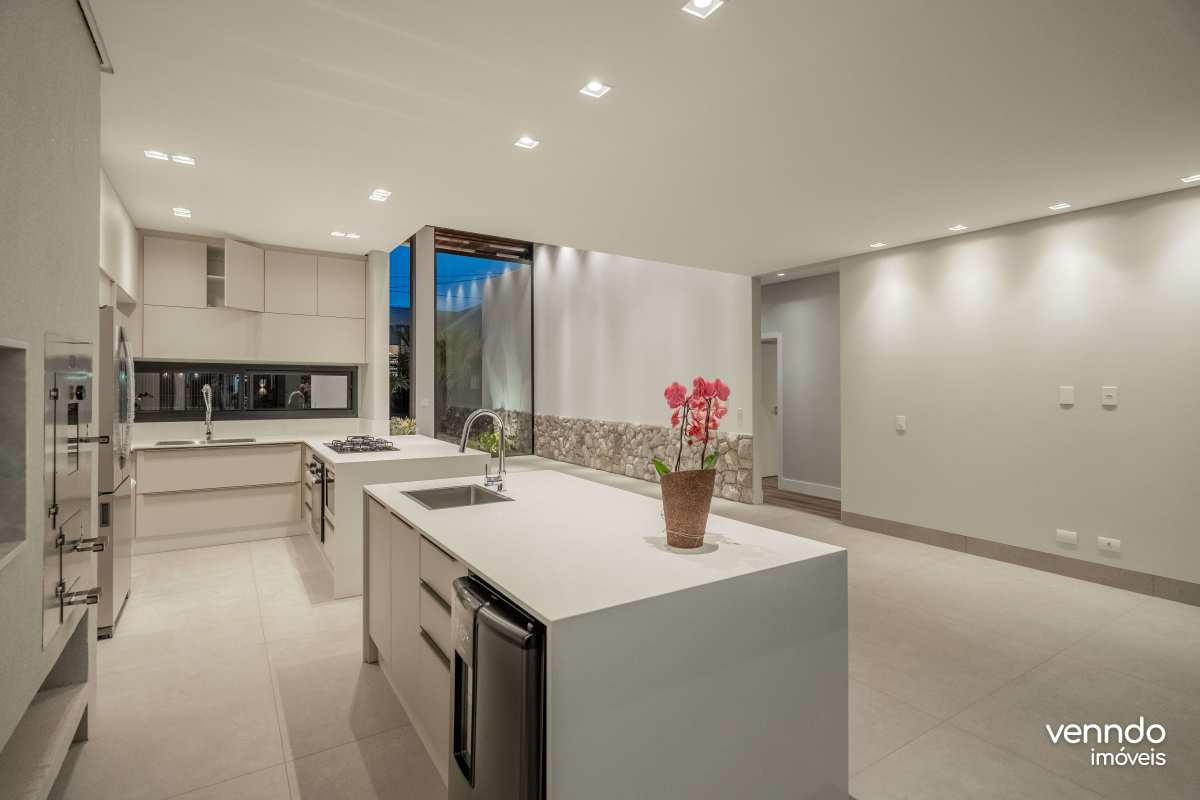  - Casa de Alto Padrão no Tropical 3: Piscina Aquecida, Gourmet e 4 Vagas – R$ 2,3 Mi