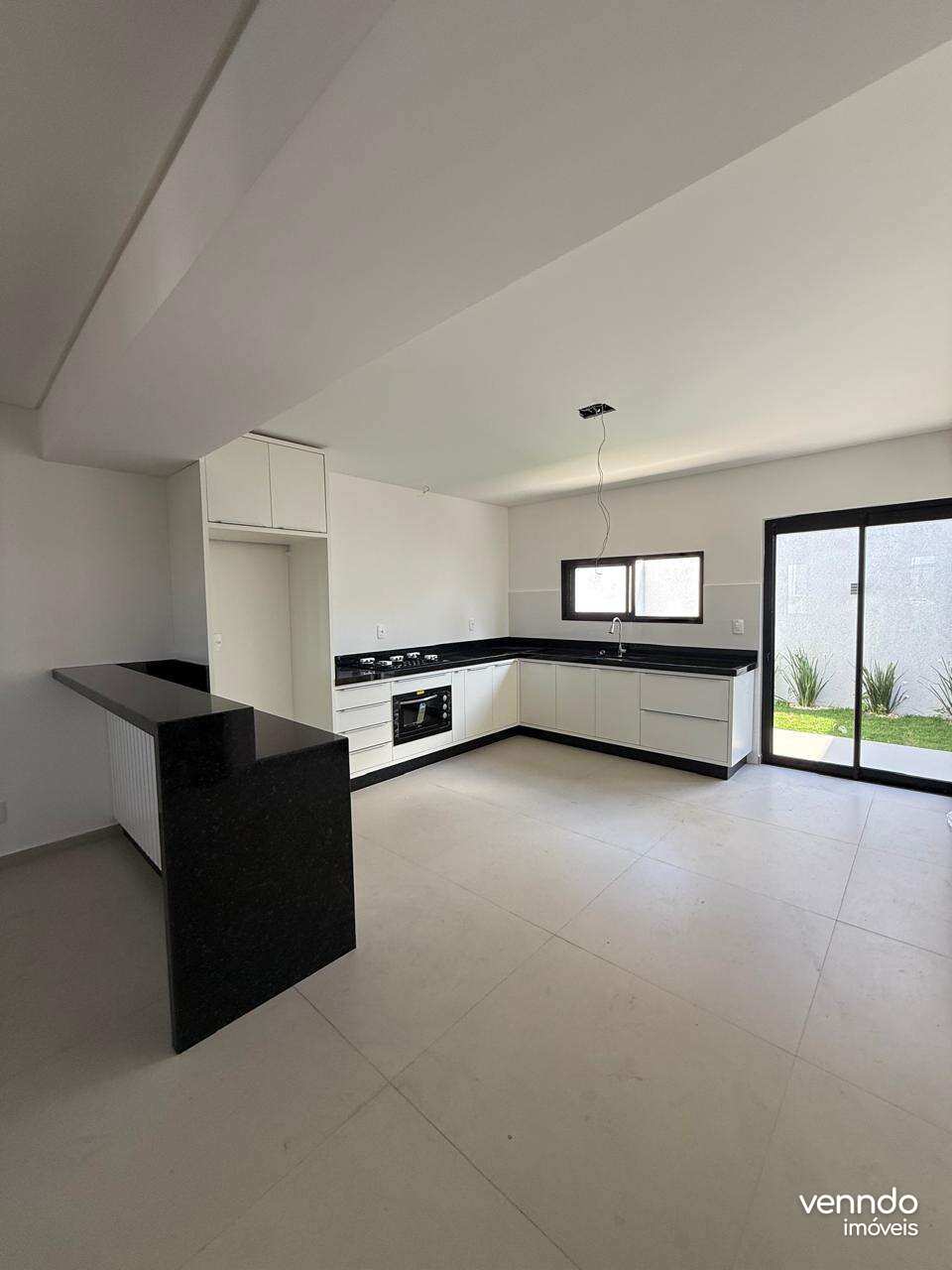  - DE R$ 950 MIL POR R$ 930 MIL: Sobrado com Sala de TV e Lavabo em Localização Privilegiada