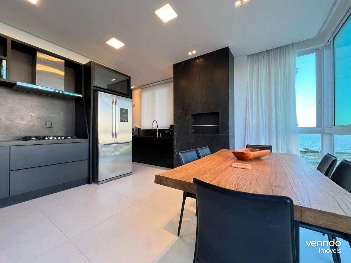  - Frente para o Mar em Meia Praia: Apartamento com Piscina Privativa e 3 Vagas – R$ 4 Mi