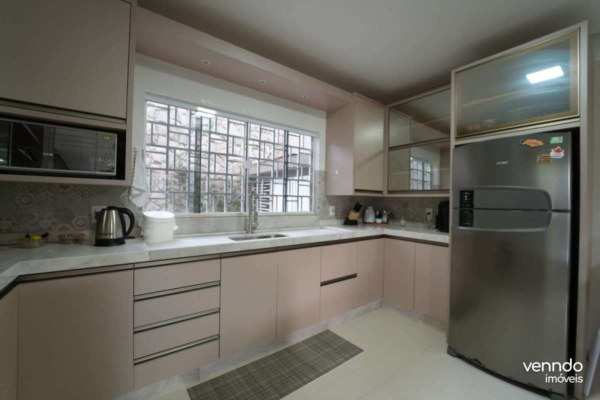  - Sobrado com suíte e 3 vagas próximo à Av. Tancredo Neves